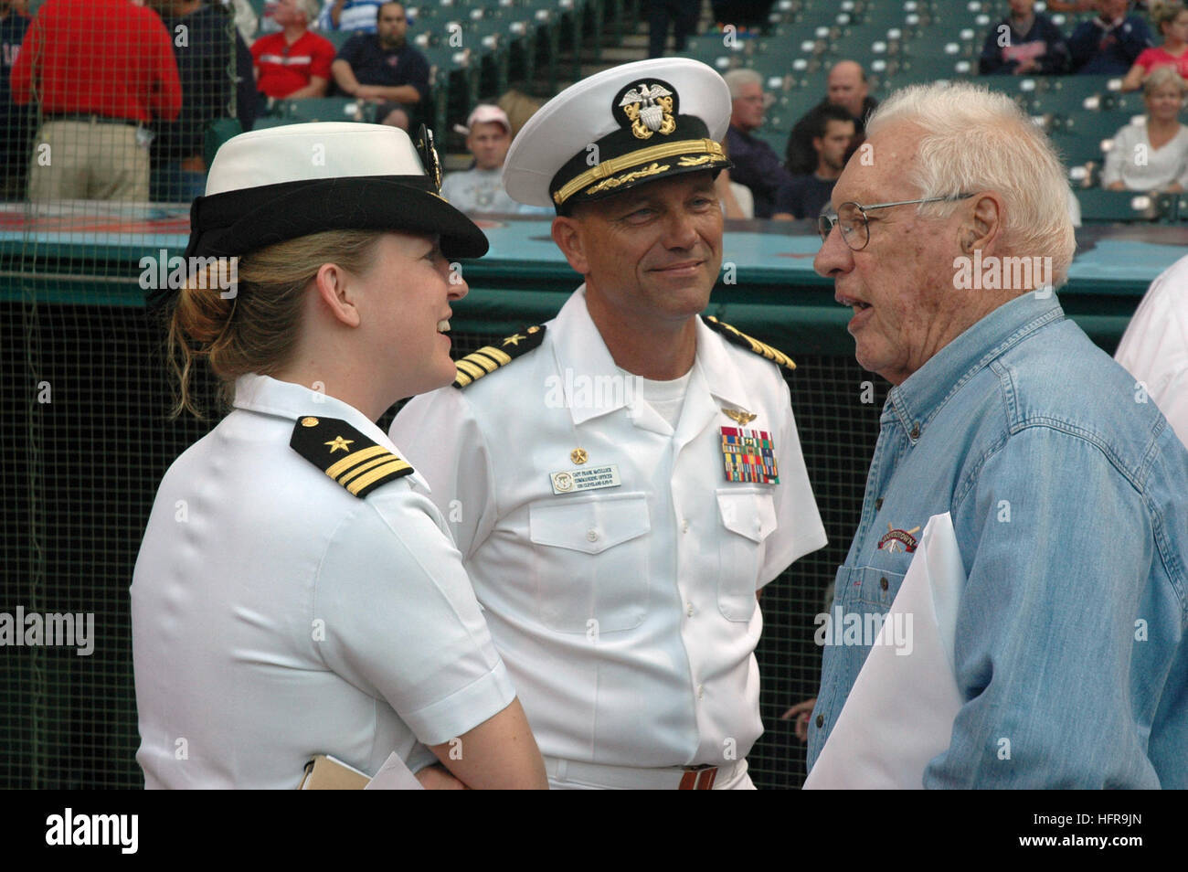 060830-N-1805P-004 Cleveland, Ohio (Agosto 30, 2006) - Lt. La Cmdr. Elizabeth Zimmermann, trasporto anfibio dock nave USS Cleveland (LPD 7) comandante, cap. Frank McCulloch e Major League Baseball Hall of Fame Inductee e la Seconda Guerra Mondiale la Marina veterano Bob Feller swap storie di mare al Jacobs Field prima dell' inizio della Major League Baseball gioco tra gli Indiani vs. Toronto Blue Jays. Cleveland marinai sono nella loro nave omonimo della città per Cleveland Navy settimana di festeggiamenti. Ventisei Marina tali settimane sono previste quest'anno in città durante gli Stati Uniti, disposto dalla Marina Militare Ufficio di Com Foto Stock