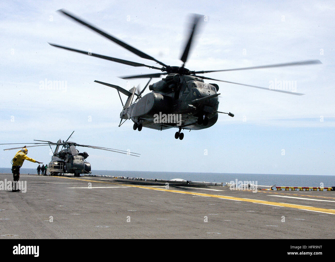 070906-N-7869M-144 OCEANO ATLANTICO (sett. 6, 2007) - Un MH-53E mare Dragon prende il largo a bordo del multi-purpose Amphibious Assault nave USS Wasp (LHD 1) per condurre le ispezioni visive e documentare i risultati seguenti uragano Felix in Nicaragua. Stati Uniti Comando meridionale Wasp deviato da un marittimo internazionale esercizio di Panama fino alla costa del Nicaragua sett. 5 per assistere con i soccorsi nelle zone colpite dal ciclone. Stati Uniti Foto di Marina di Massa lo specialista di comunicazione di terza classe Brian May (rilasciato) Navy US 070906-N-7869M-144 un MH-53E mare Dragon prende il largo a bordo del multi-purpos Foto Stock