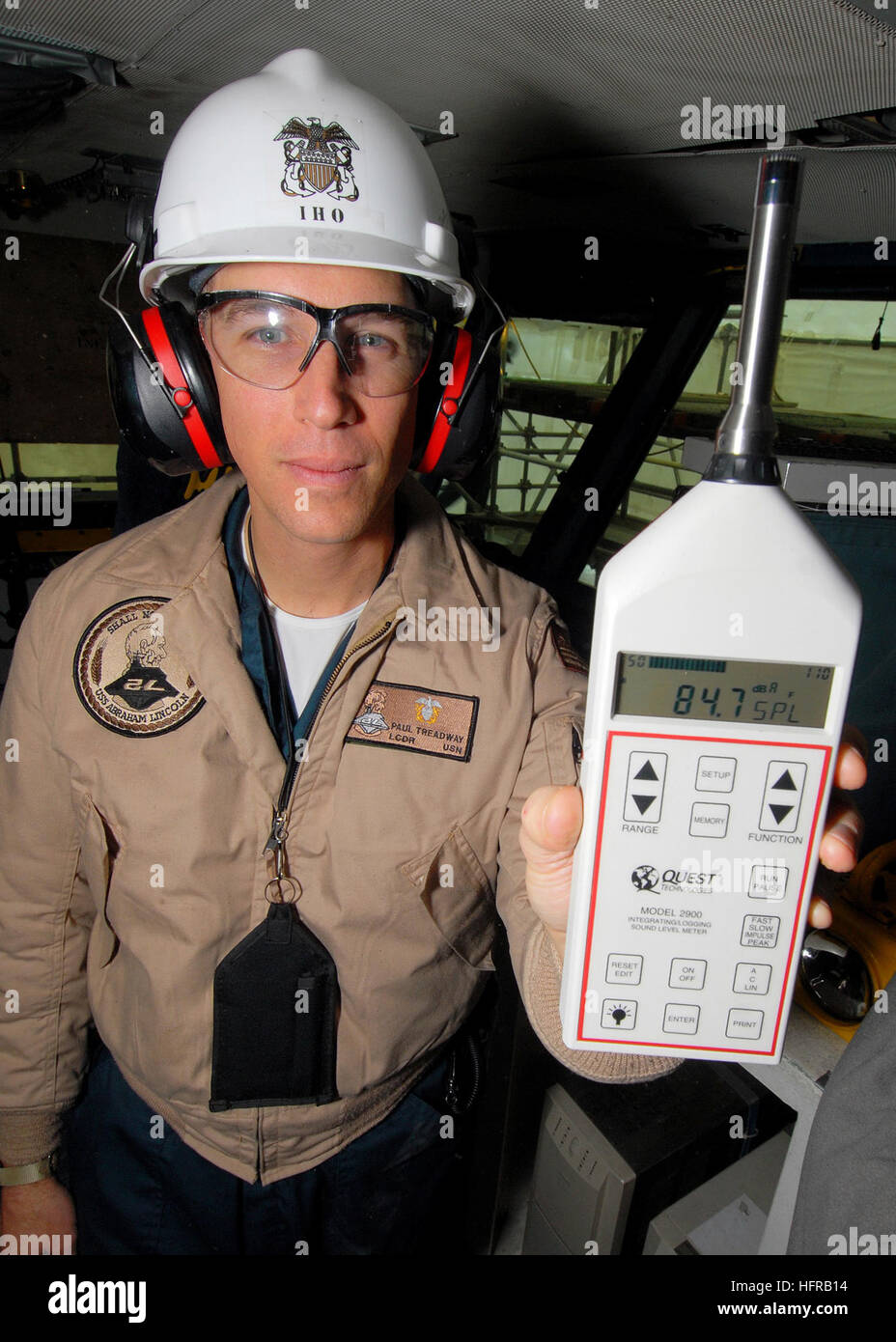 061026-N-7981ES-019 Puget Sound (ott. 26, 2006)- Lt. La Cmdr. Paolo Treadway, igiene industriale Officer e assistente responsabile della sicurezza della Nimitz-class portaerei USS Abraham Lincoln (CVN 72), utilizza un misuratore del livello audio per dimostrare l'elevato livello di decibel su Lincoln il ponte di bandiera come spazi vengono riabilitate. Treadway e di altre navi di cantiere e il personale di sicurezza condotta quotidiana procedure dettagliate relative alla sicurezza in tutta la nave per assicurare i marinai e i lavoratori sono indossano adeguati dispositivi di protezione individuale destinati a proteggere contro pericoli industriali come ad esempio alti livelli di rumore. Lincoln è attualmente in secca d Foto Stock