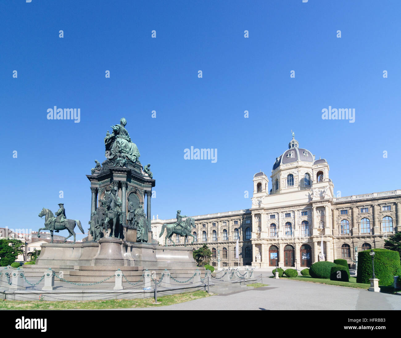 Wien, Vienna: Maria-Theresien-Platz con un monumento di Maria Theresia e il museo di storia naturale, Wien, Austria Foto Stock