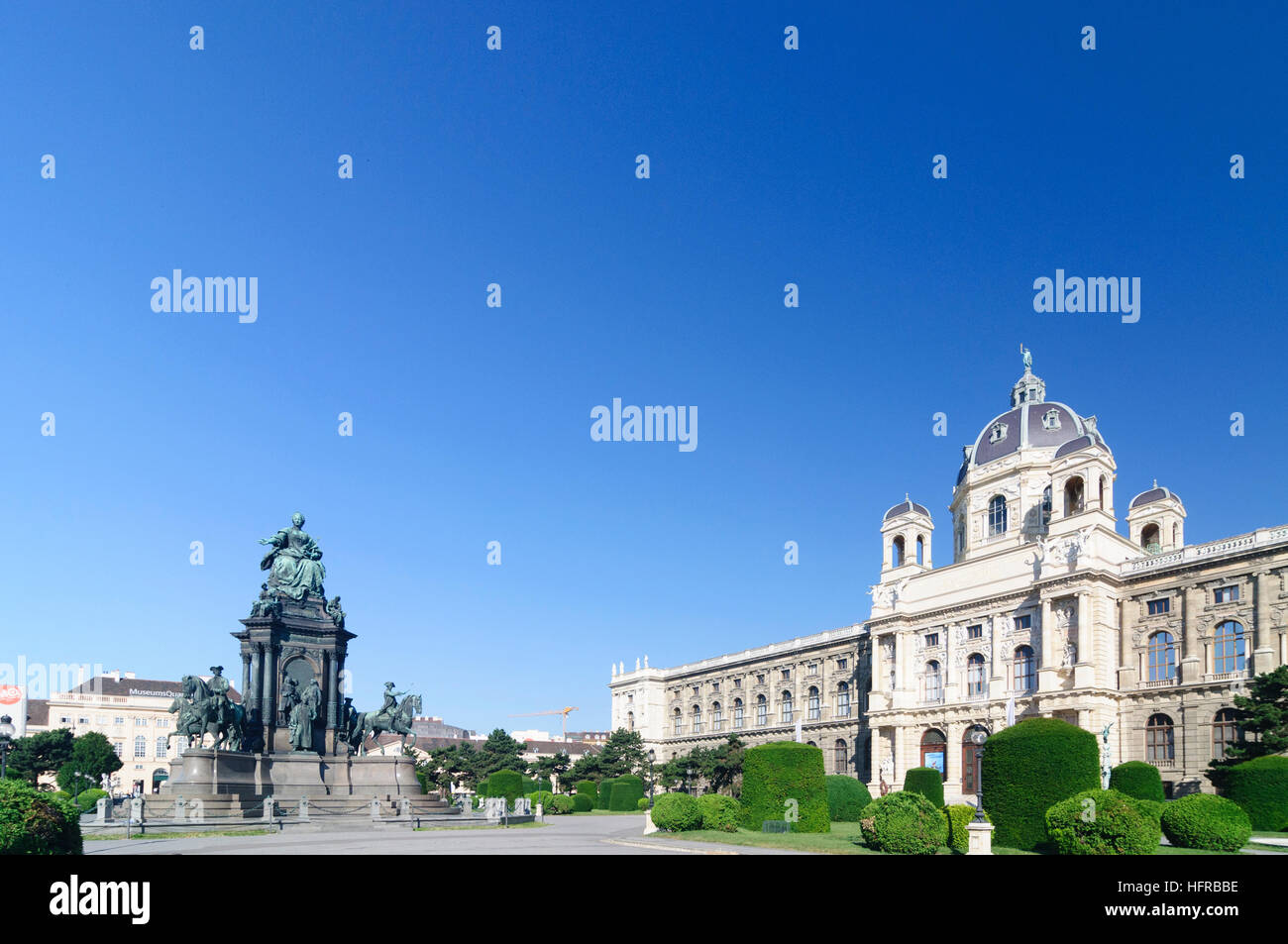 Wien, Vienna: Maria-Theresien-Platz con un monumento di Maria Theresia e il museo di storia naturale, Wien, Austria Foto Stock