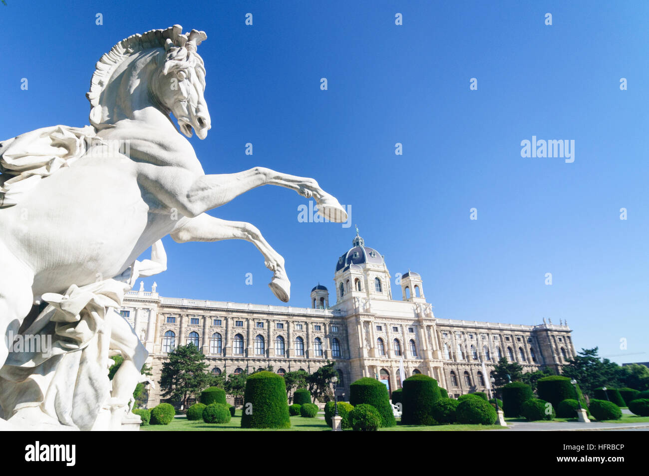 Wien, Vienna: Maria-Theresien-Platz con un cavallo tamer e il museo di storia naturale, Wien, Austria Foto Stock