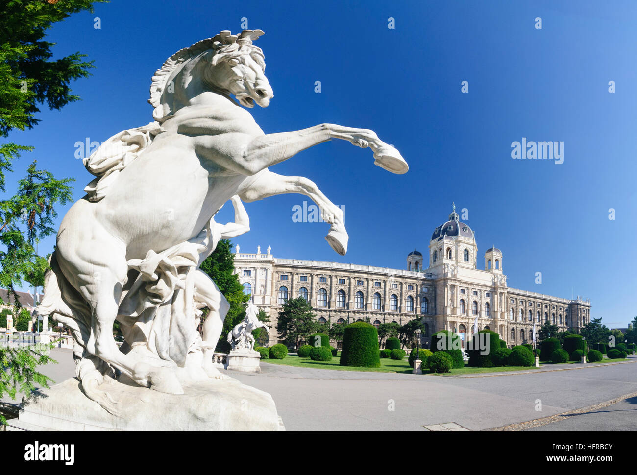 Wien, Vienna: Maria-Theresien-Platz con un cavallo tamer e il museo di storia naturale, Wien, Austria Foto Stock