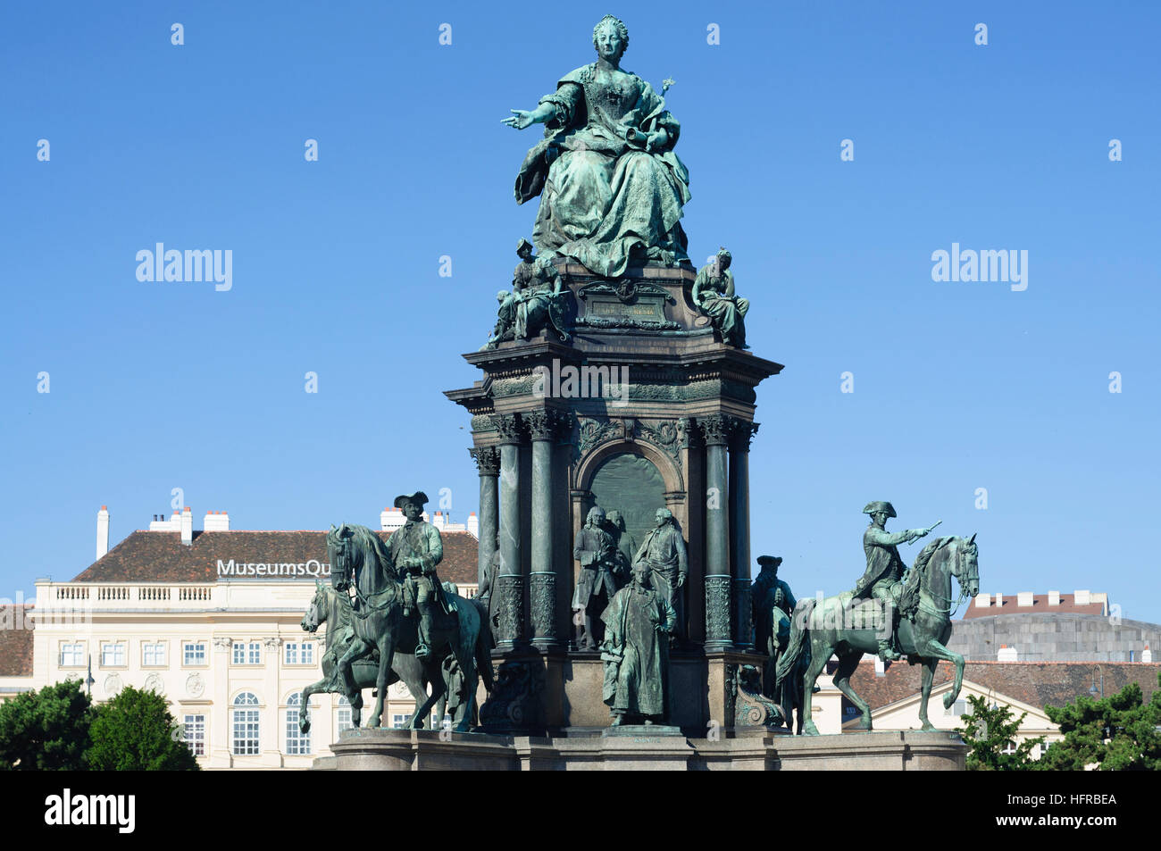 Wien, Vienna: Maria-Theresien-Platz con un monumento di Maria Theresia e il MuseumQuartier, Wien, Austria Foto Stock