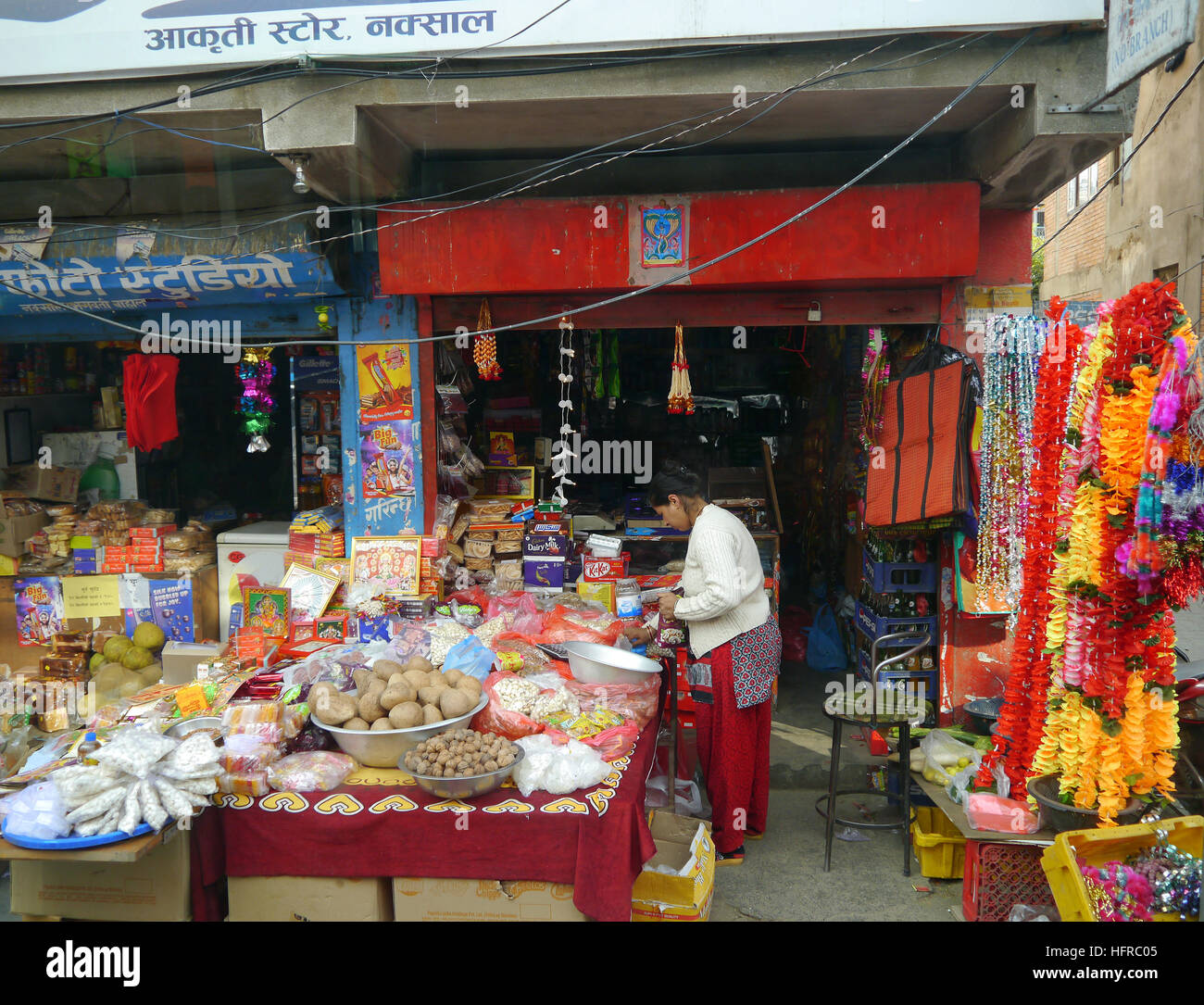 Una donna Nepalese negoziante Vendita di beni da un Suo negozio per il Festival della luce (Deepawali) a Kathmandu, Nepal.Asia. Foto Stock