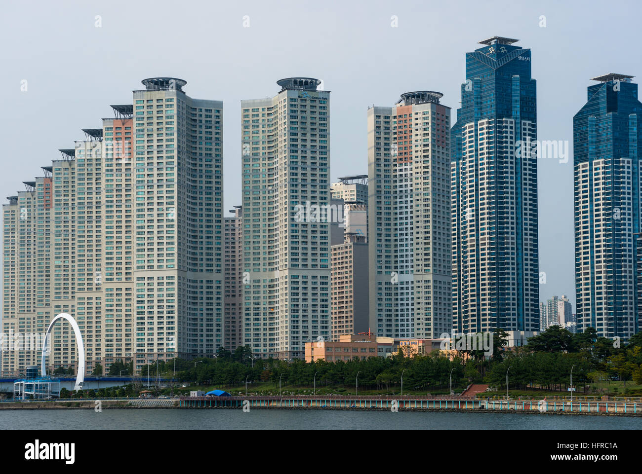 Zona residenziale alto blocchi di appartamenti attraverso il fiume Suyoung in Centum city. Pusan, Corea del Sud. Foto Stock