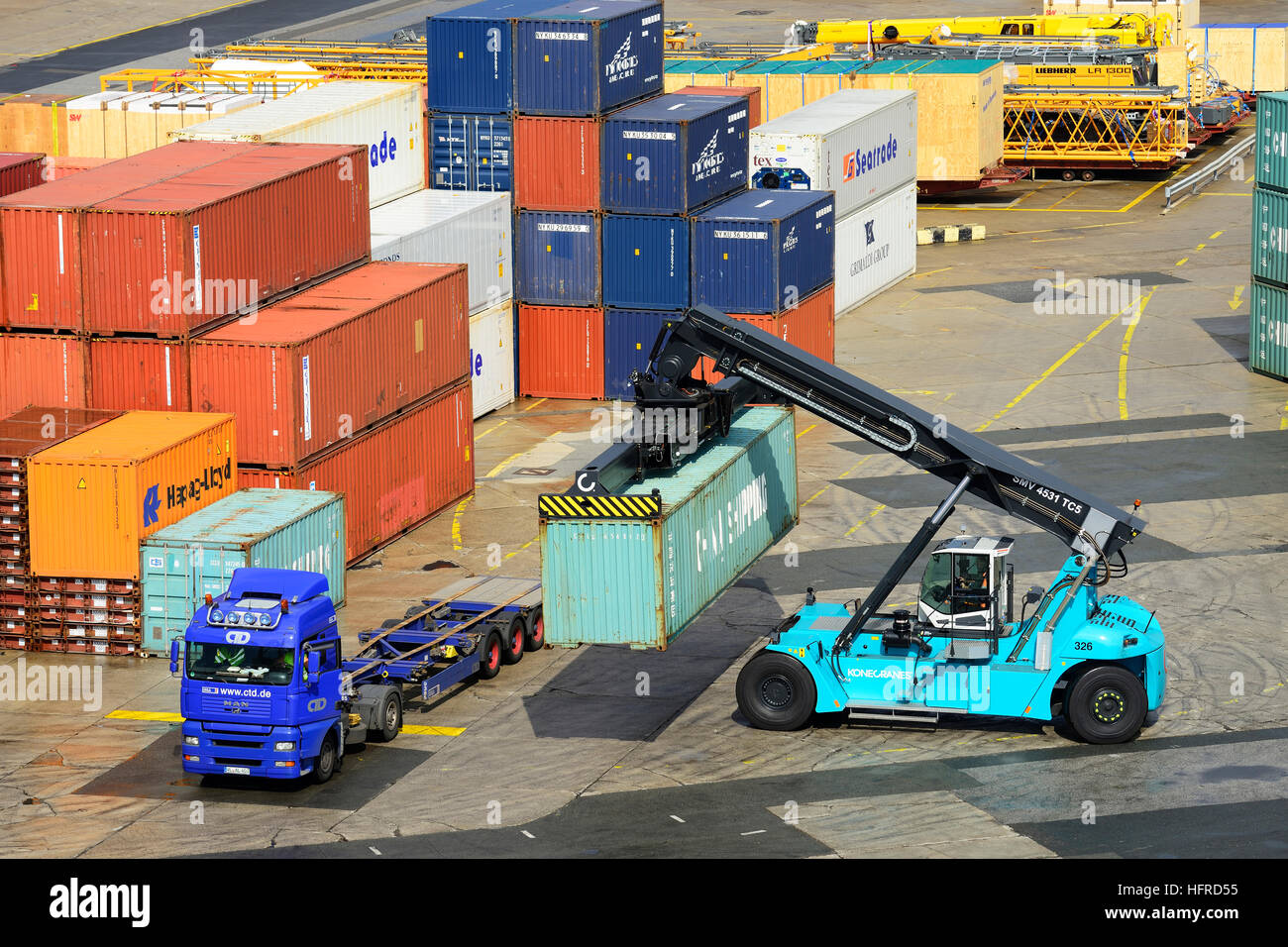 Contenitore caricato su un camion, il porto di Amburgo, Germania Foto Stock