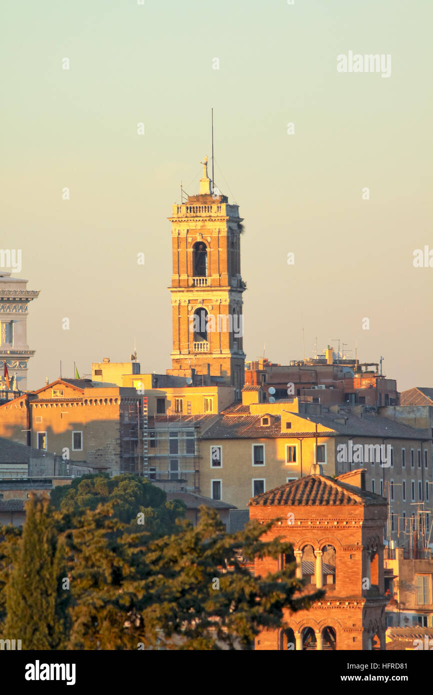 Vista dei tetti di Roma: Palazzo Senatorio's Tower. Foto Stock
