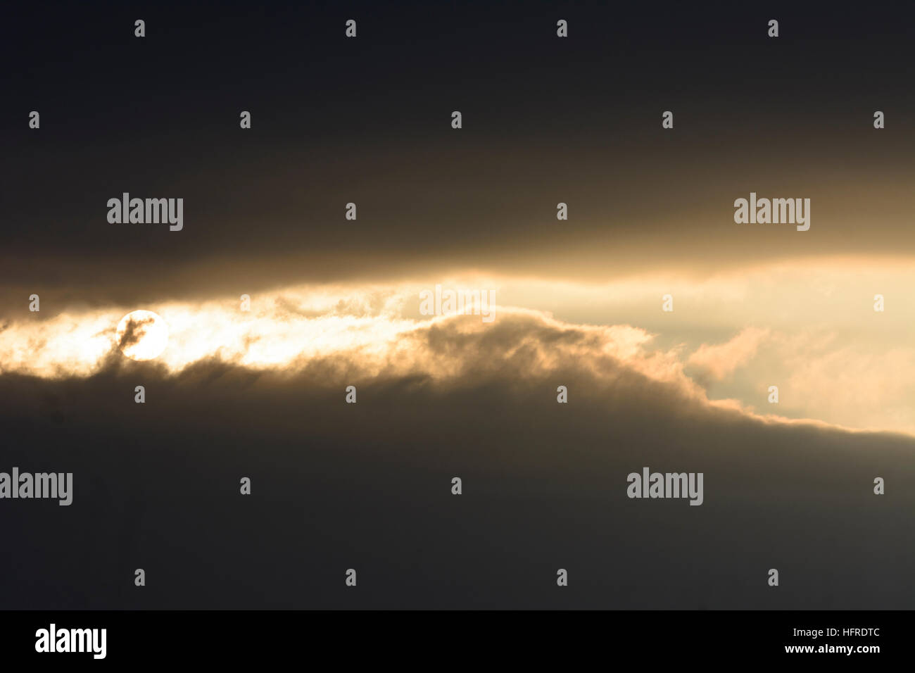 : Il sole fa capolino tra le nuvole scure cloud sky, , Austria Foto Stock