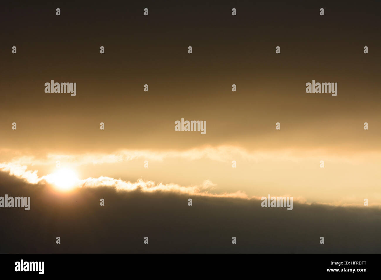 : Il sole fa capolino tra le nuvole scure cloud sky, , Austria Foto Stock