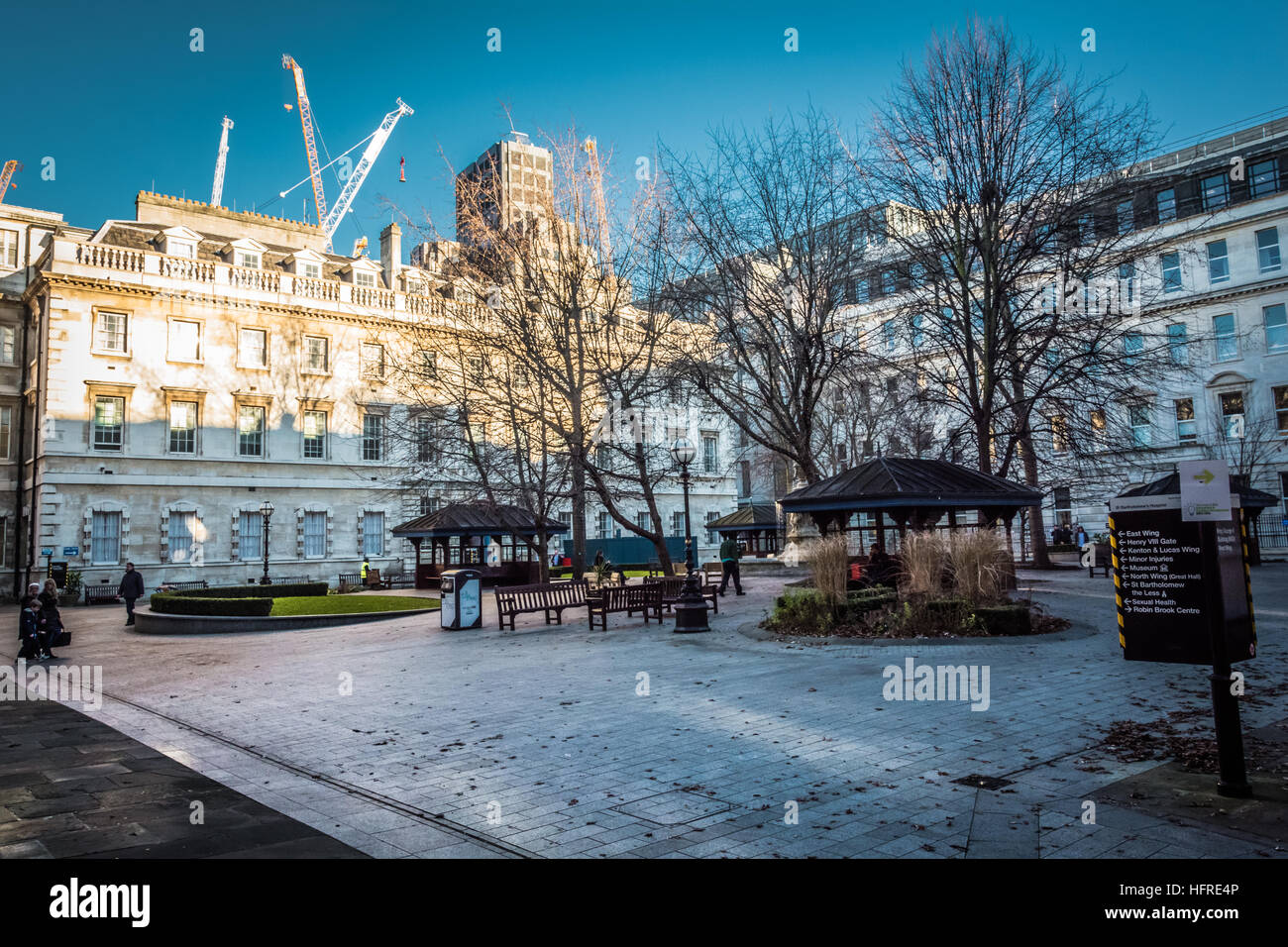 Di sera il sole splende su San Bartholemew's Hospital di West Smithfield, central London, Regno Unito Foto Stock