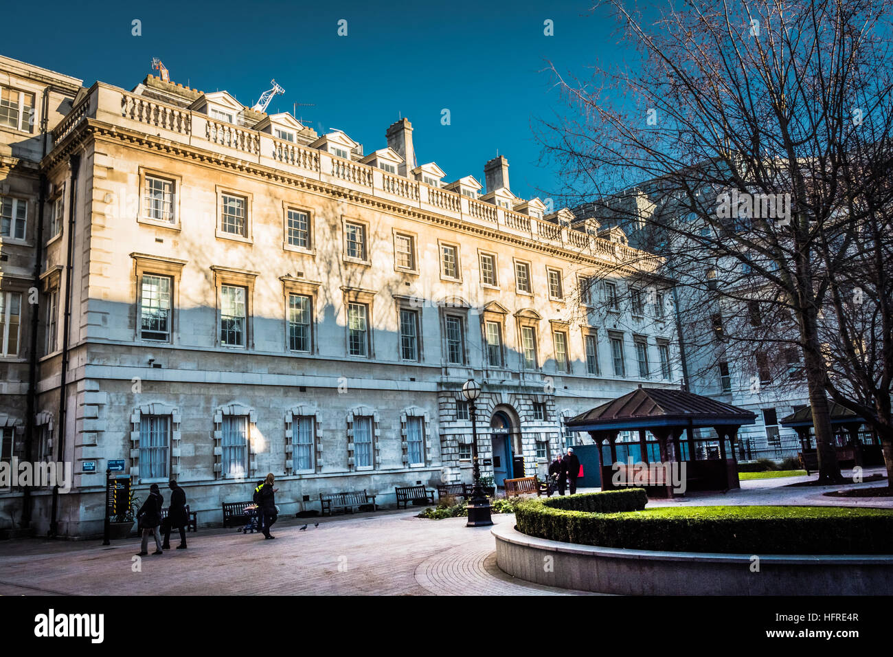 Di sera il sole splende su San Bartholemew's Hospital di West Smithfield, central London, Regno Unito Foto Stock