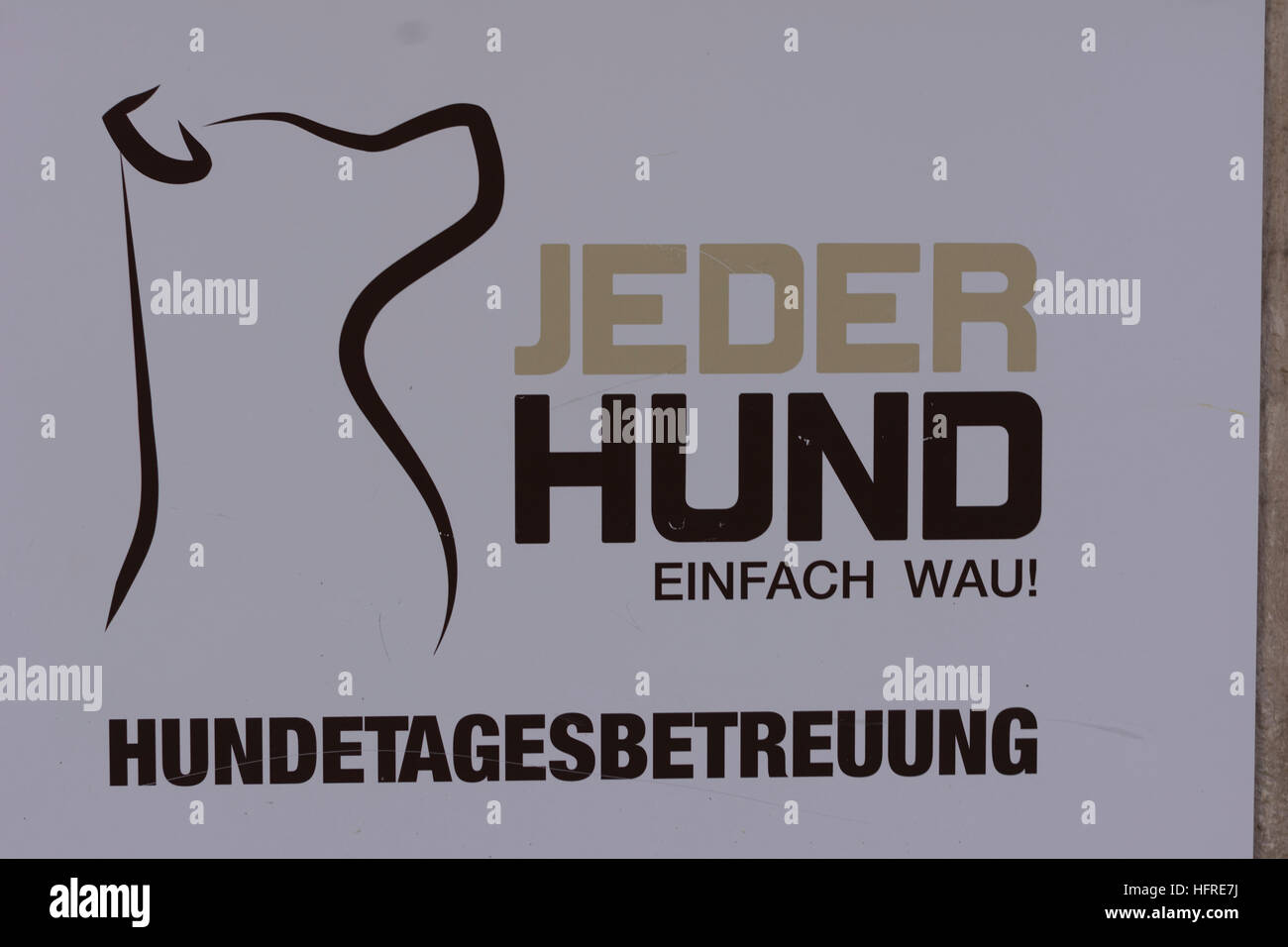 Wien, Vienna: segno per "Hundetagesbetreuung' (Dog day care), cane, Wien, Austria Foto Stock