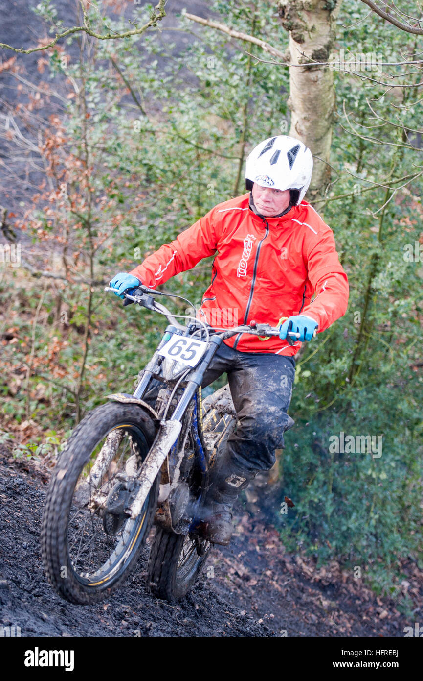 Moto piloti di trial godere di passeggiate a cavallo nel bosco locale nel Derbyshire Inghilterra Foto Stock