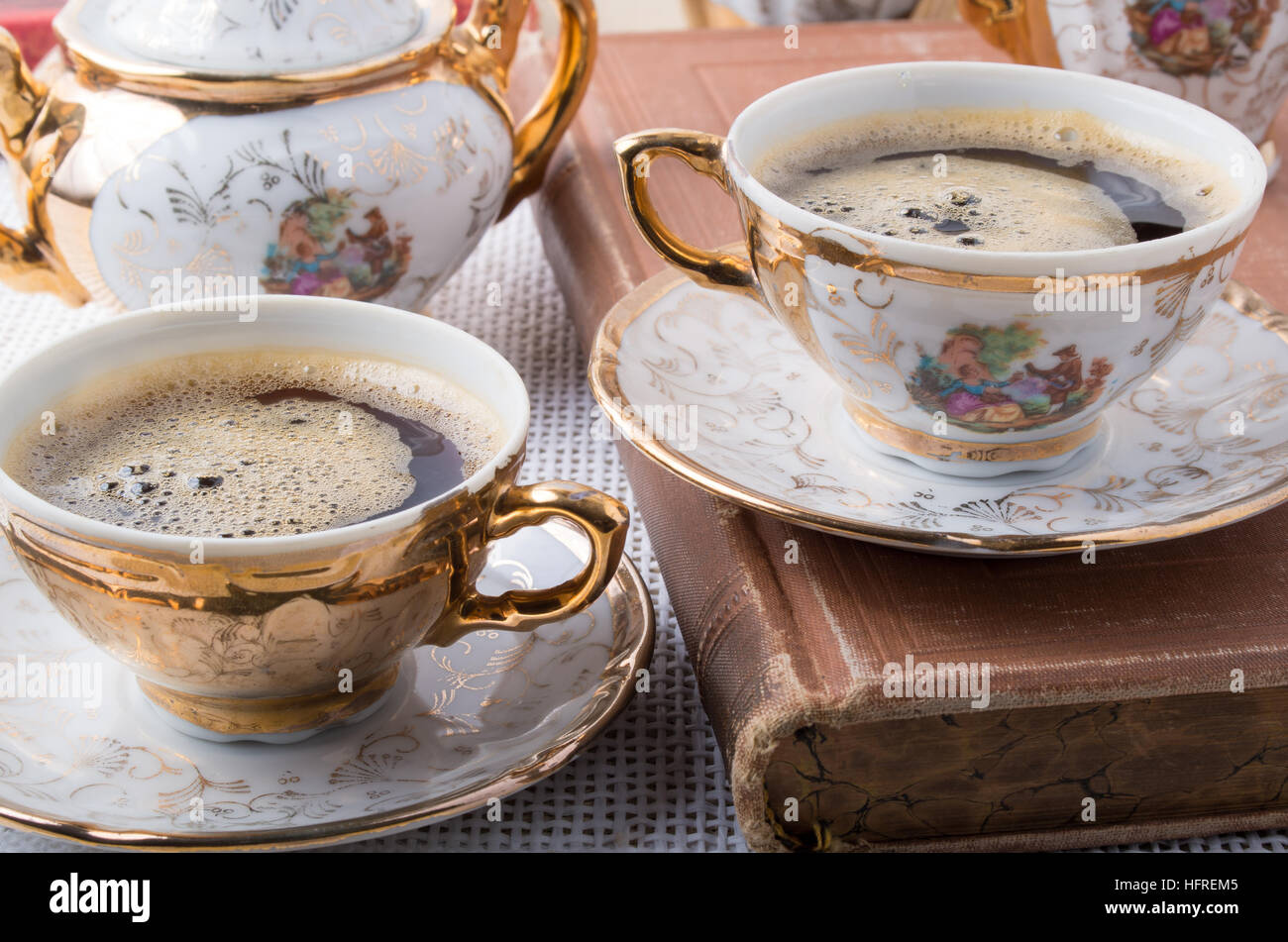 Porcellana antica tazzine di caffè con caffè caldo e vasellame dal XIX  secolo il tedesco Bavaria Foto stock - Alamy