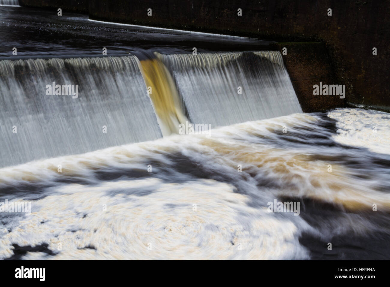 Weir al di sotto di Avon diga con acqua che scorre verso il basso. Dartmoor Devon, Inghilterra, Regno Unito. Foto Stock
