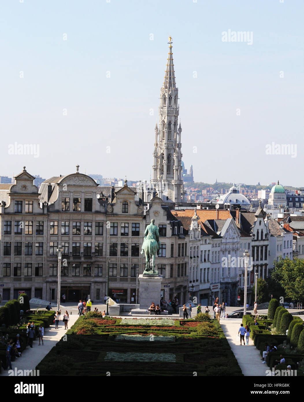 Mont des Arts di Bruxelles con la guglia di Town Hall Hotel de Ville, in background e i giardini in primo piano Foto Stock