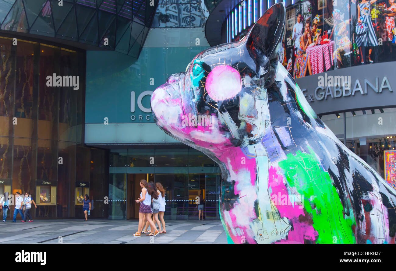 E moderna statua ione vicino centro commerciale per lo shopping su Orchard Street, Singapore Foto Stock