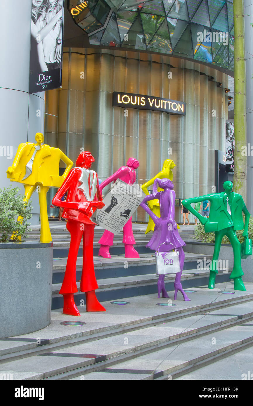 La scultura moderna ione vicino centro commerciale per lo shopping su Orchard Street, Singapore Foto Stock