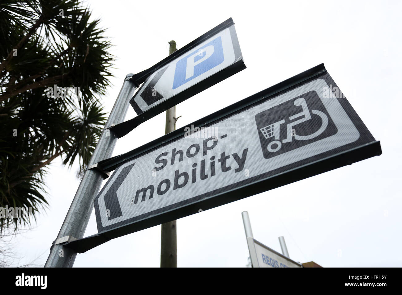 Un parcheggio e il negozio-mobilità strada segno a Bognor Regis, West Sussex, Regno Unito. Foto Stock