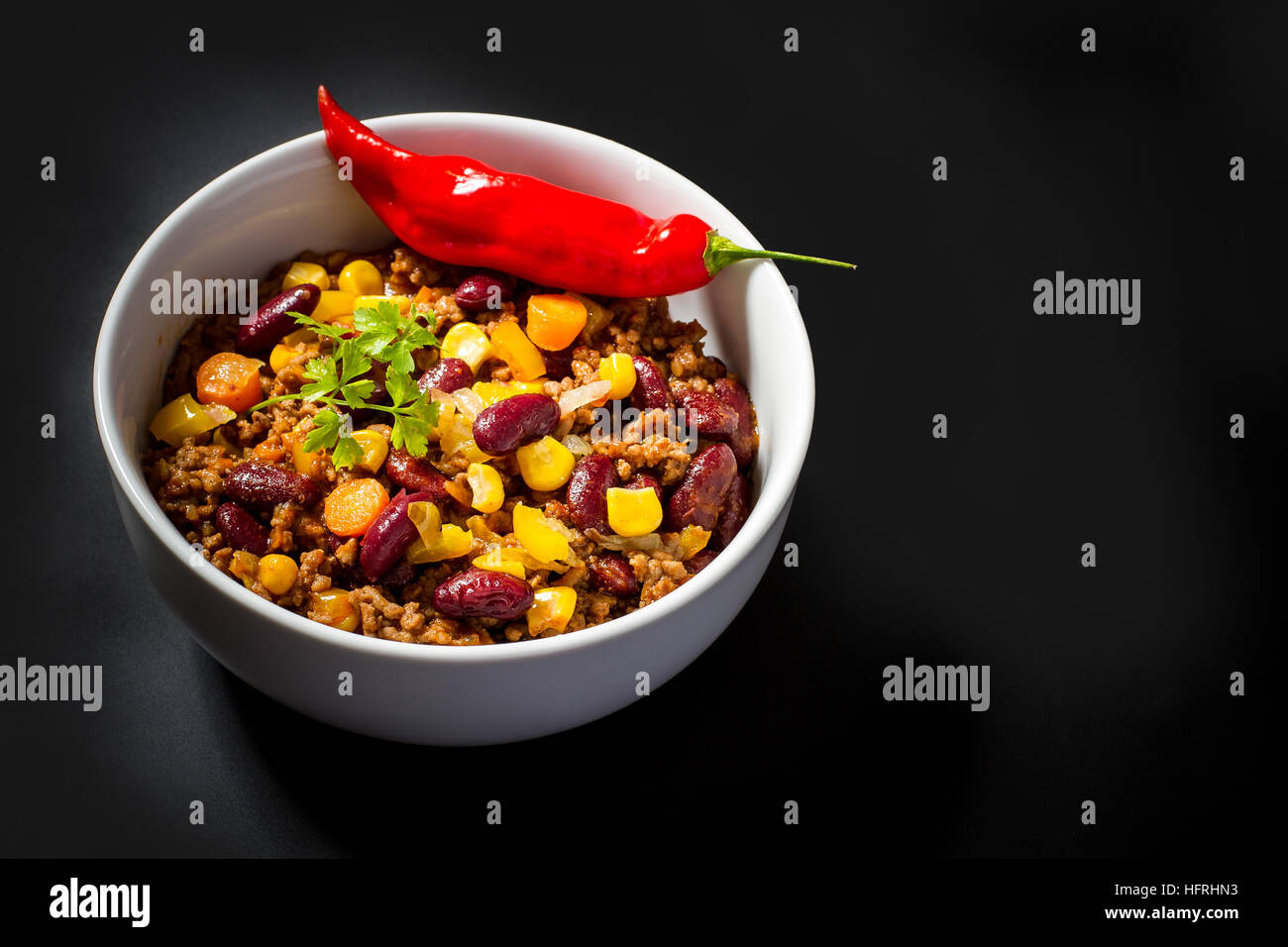 Chili con carne sul nero, vista dall'alto Foto Stock