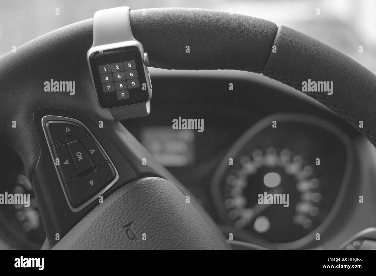 Auto moderna con interni smart guarda nel volante Foto Stock