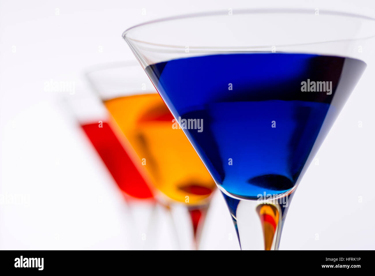 Cocktail colorati in bicchieri da Martini sfondo. Bar spot concetto. Foto Stock