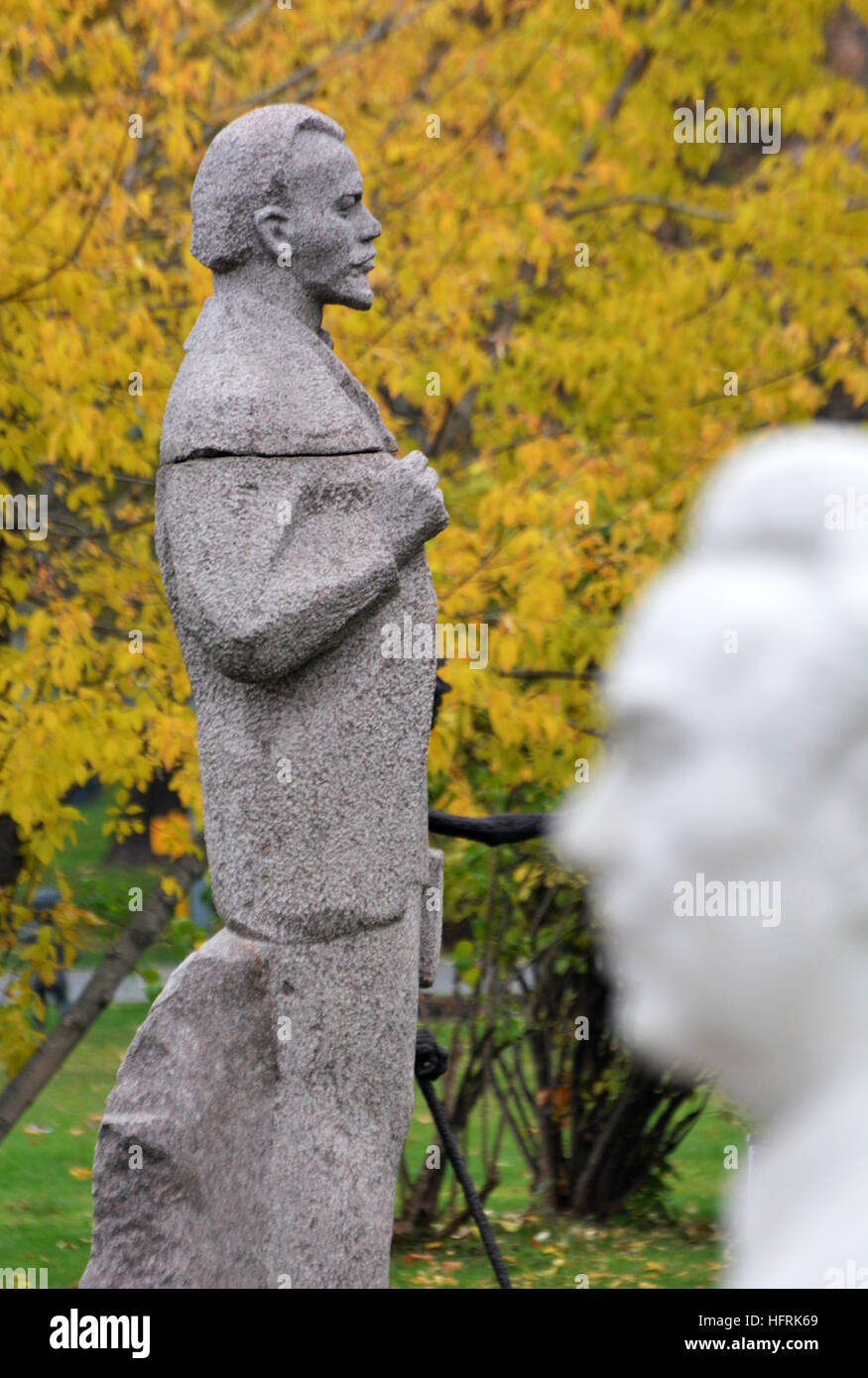 Statua di Lenin e Brezhnev nel Giardino degli eroi caduti a Mosca, Russia Foto Stock