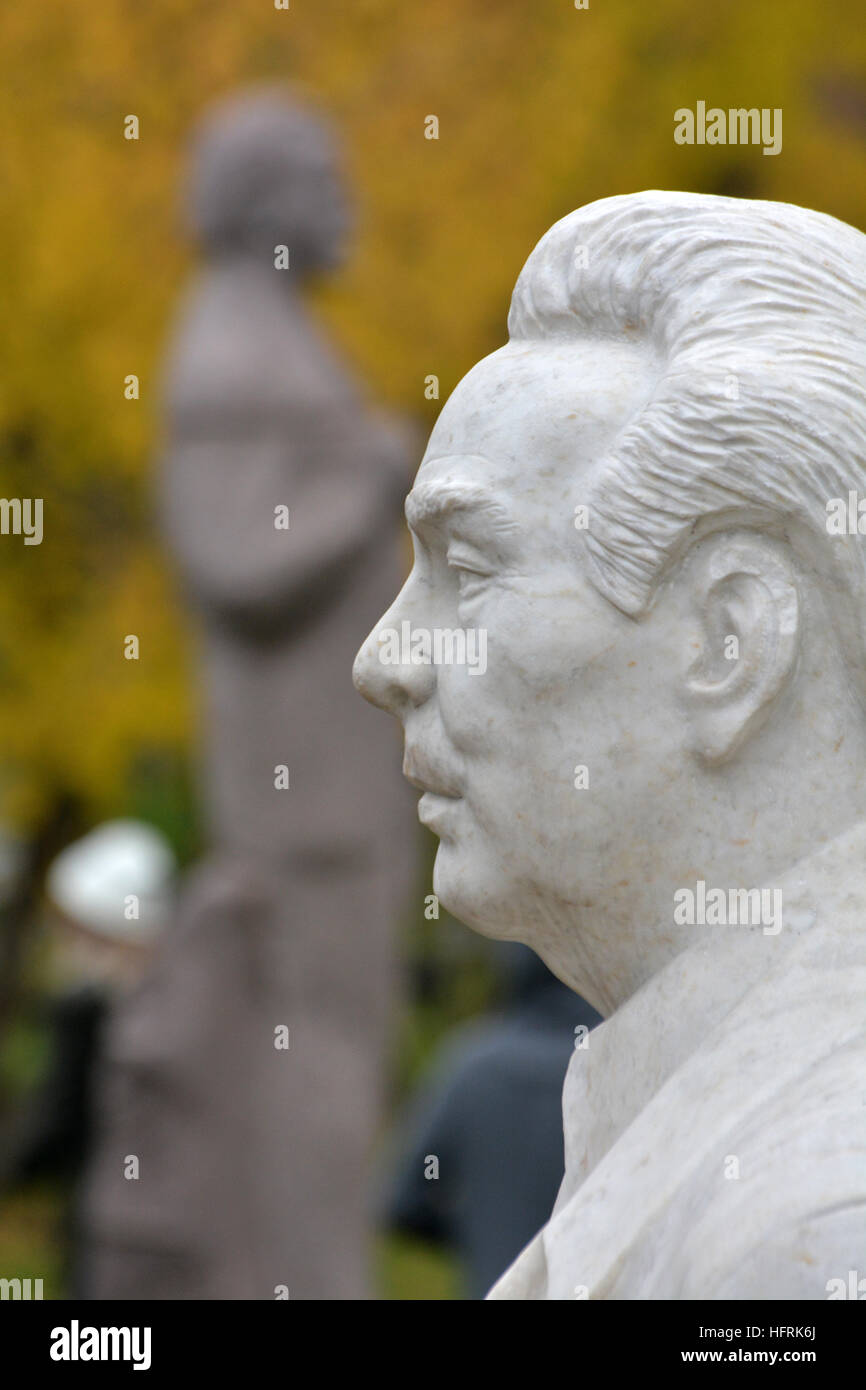 Le statue di Lenin e di Brezhnev nel Giardino degli eroi caduti a Mosca, Russia Foto Stock