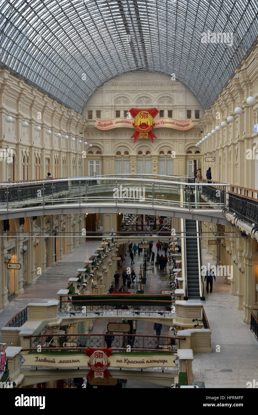 La gomma, il Dipartimento di Stato Store, è un famoso negozio accanto alla Piazza Rossa di Mosca, Russia. Come pure le migliori marche e vanta uno splendido tetto vetrato. Foto Stock