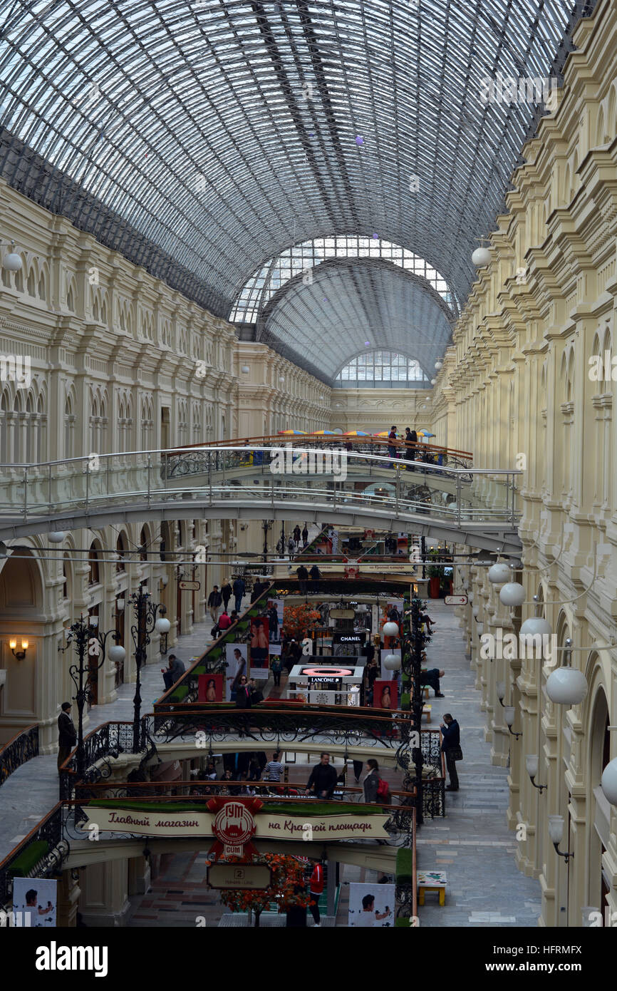 La gomma, il Dipartimento di Stato Store, è un famoso negozio accanto alla Piazza Rossa di Mosca, Russia. Come pure le migliori marche e vanta uno splendido tetto vetrato. Foto Stock