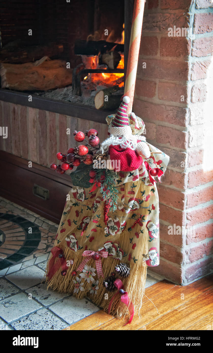 Decorate tradizionale scopa per la Befana Vacanze in Italia Foto Stock