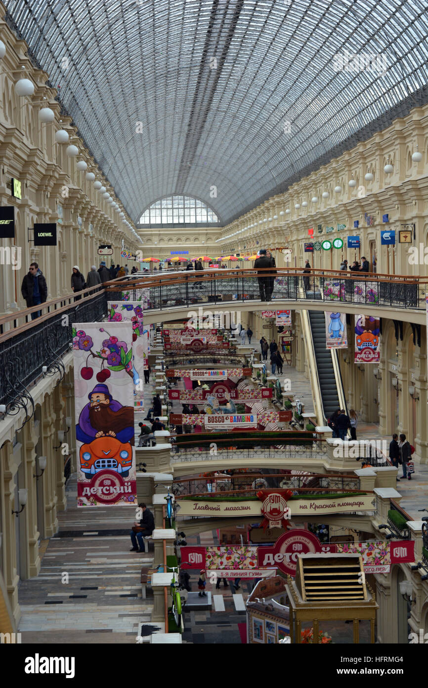 La gomma, il Dipartimento di Stato Store, è un famoso negozio accanto alla Piazza Rossa di Mosca, Russia. Come pure le migliori marche e vanta uno splendido tetto vetrato. Foto Stock