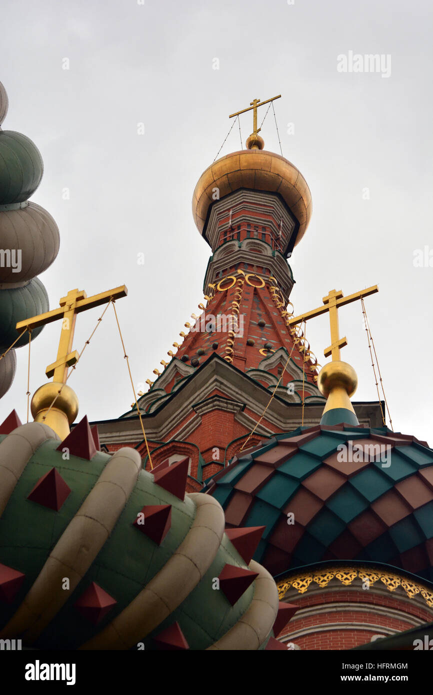 Cattedrale di San Basilio, piazza Rossa di Mosca, Russia. Titolo completo è Cattedrale di Vasily beata. Famoso punto di riferimento di fronte al Cremlino Foto Stock