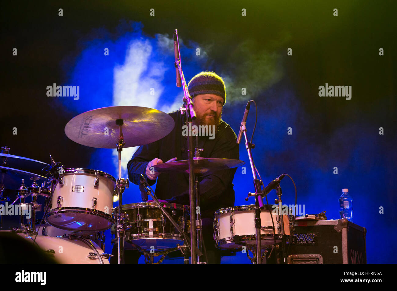 Il batterista di Alex Cuba band suona tamburi al Canada's 150 Anno nuovo compleanno anni Eve-Victoria, British Columbia, Canada. Foto Stock
