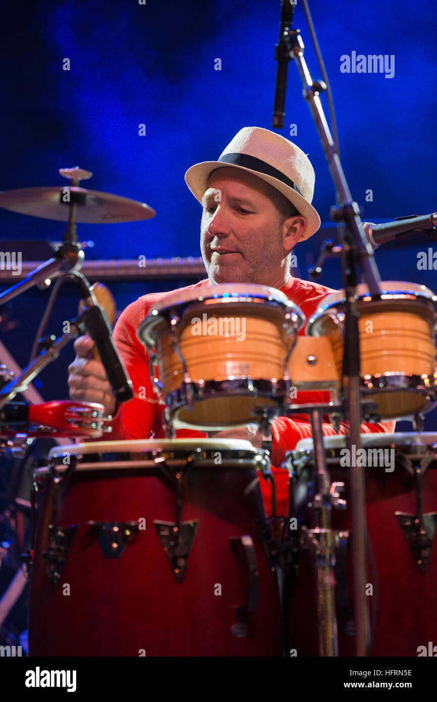 Jose Sanchez di Alex Cuba band sul bongo tamburi del Canada 150 Anno nuovo compleanno anni Eve-Victoria, British Columbia, Canada. Foto Stock
