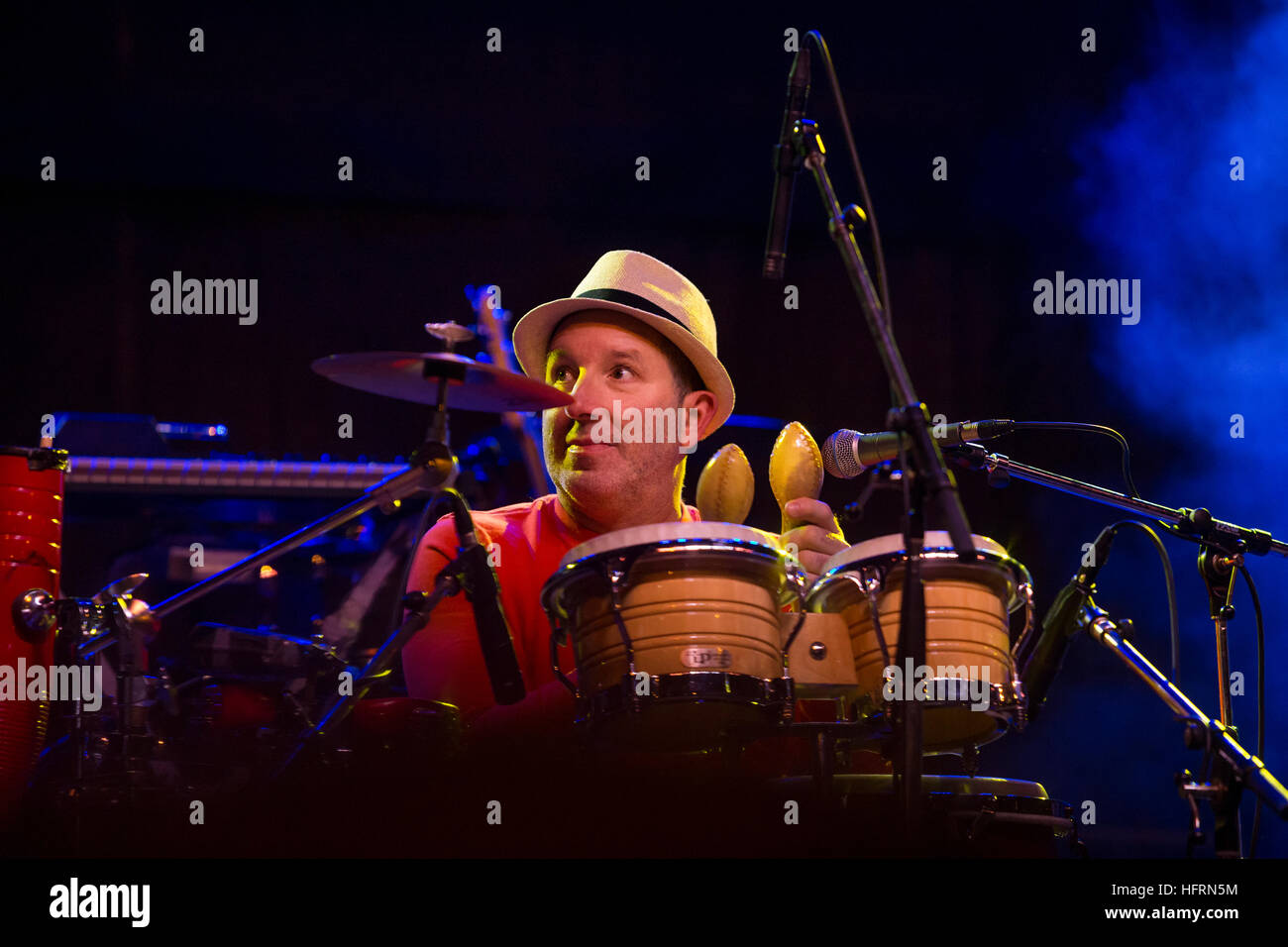 Jose Sanchez di Alex Cuba band sul bongo tamburi del Canada 150 Anno nuovo compleanno anni Eve-Victoria, British Columbia, Canada. Foto Stock