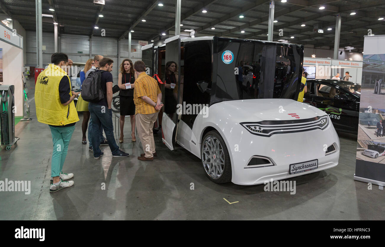 Visitatori visitare Electric Marathon International stand sincrono con auto elettrica al 1° International Trade Show. Foto Stock