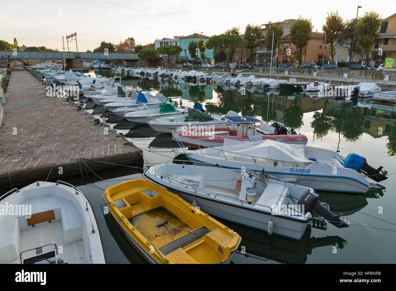 Barche a motore ormeggiata in porto canale al tramonto. Rimini è uno dei più famosi del Mare Adriatico resorts in Europa. L'Italia. Foto Stock