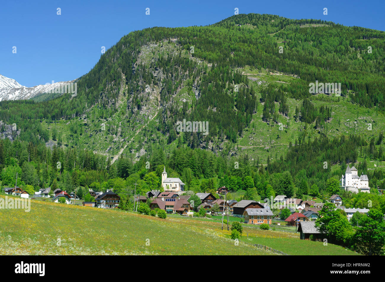 Mauterndorf (Lungau): Vista del villaggio di Mauterndorf e le montagne Schladminger Tauern, Lungau, Salisburgo, Austria Foto Stock