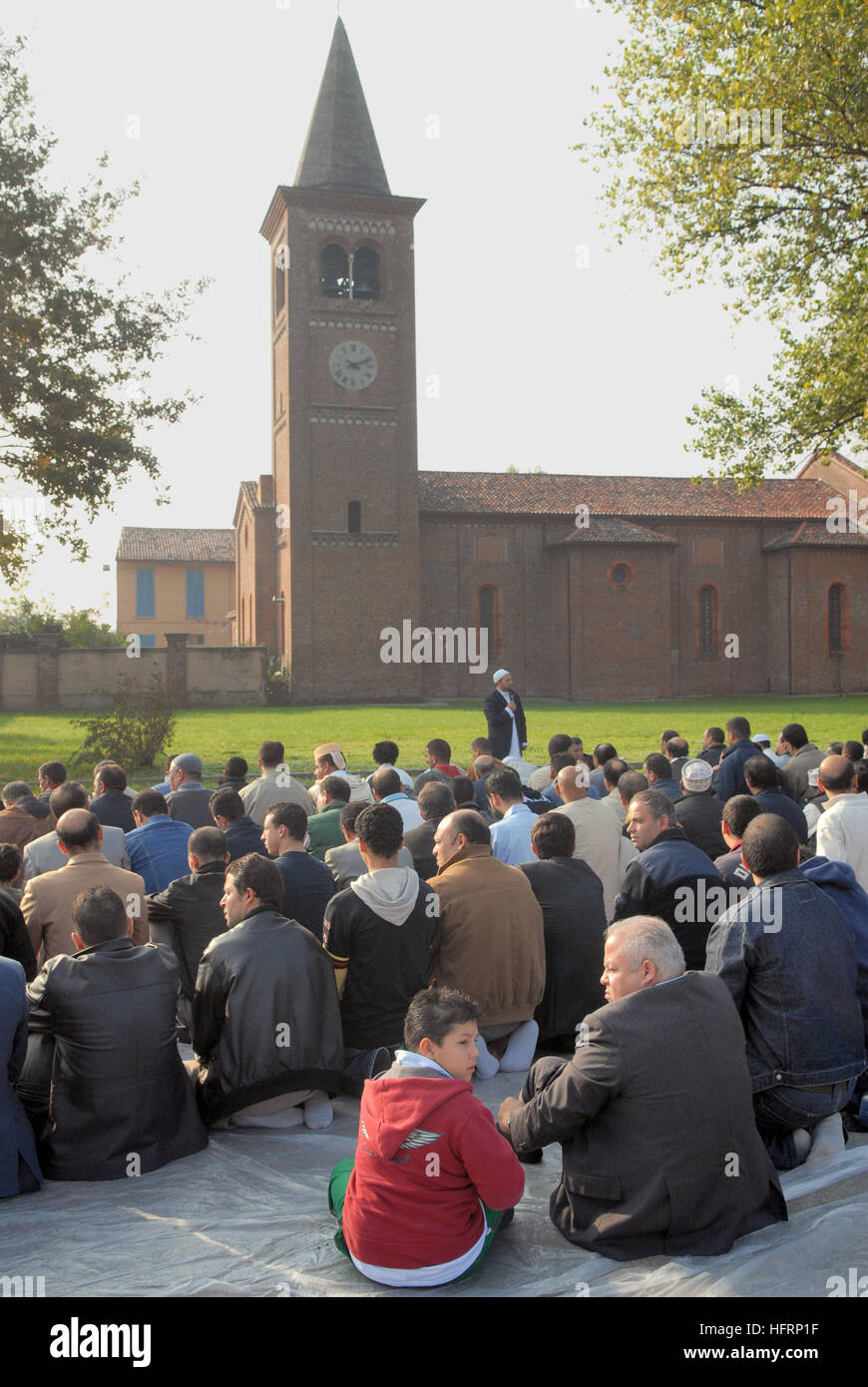Per la festa di Aid Al Fitr, chiusura del mese di Ramadan, i musulmani a Milano (Italia) sono stati ospitati in Cattolica abbazia di Monluè Foto Stock