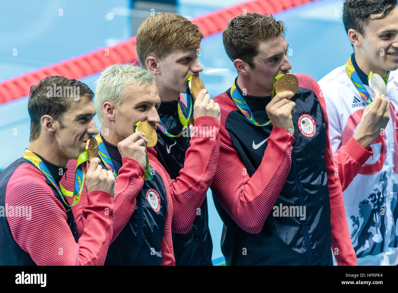 Rio de Janeiro, Brasile. Il 9 agosto 2016. Il Team USA medaglia d oro vincitori negli uomini 4x200m freestyle relè presso il 2016 Olimpiadi estive. ©Paul J. Su Foto Stock