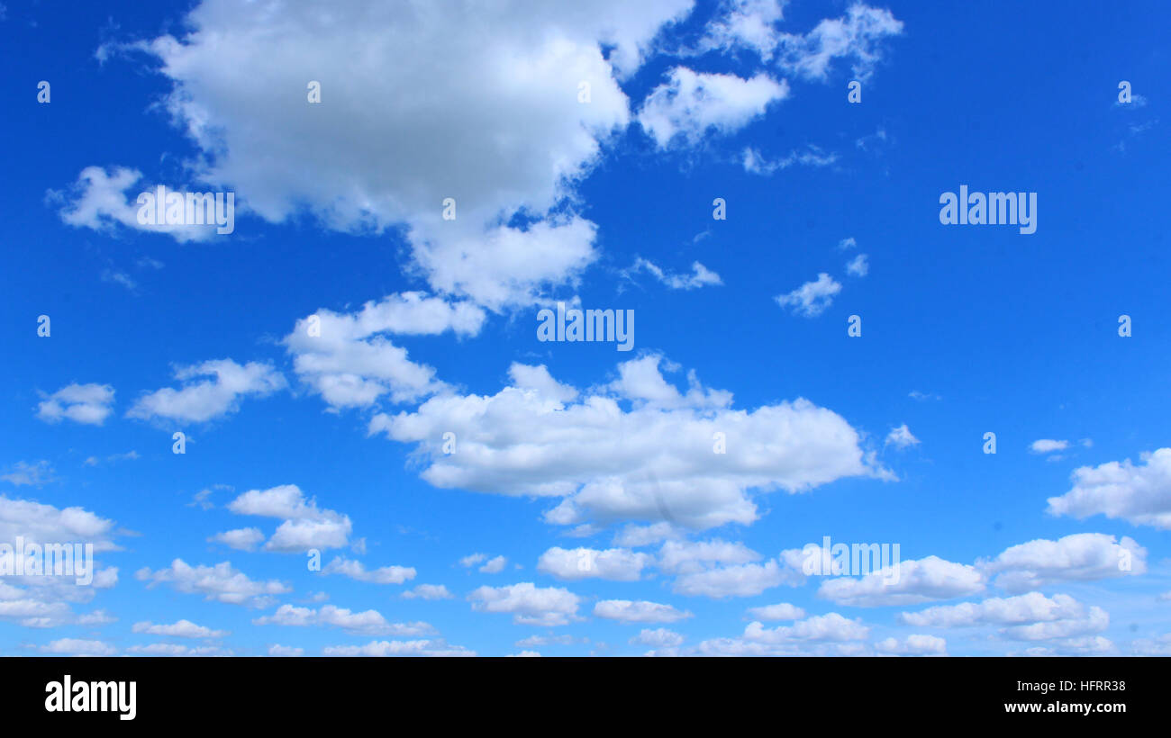 Bella nuvole bianche sul cielo blu sullo sfondo. Nuvole bianche sul Cielo di estate Foto Stock