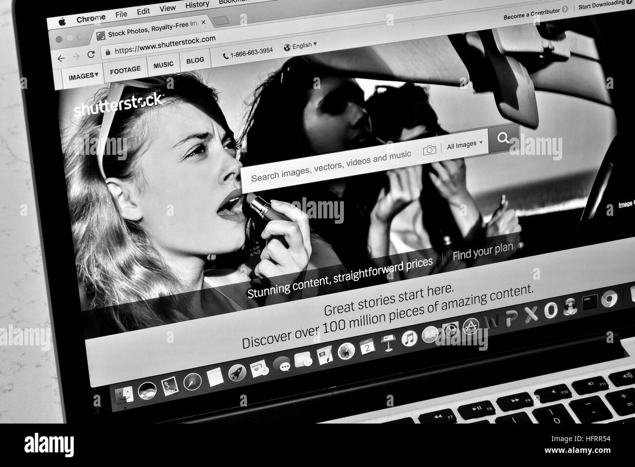 Un Apple Macbook Pro visualizzando un magazzino sito web fotografico Foto Stock
