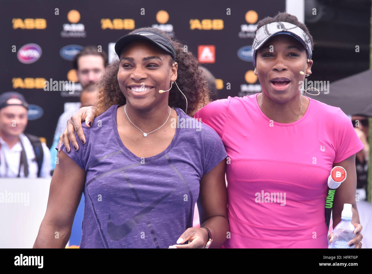 Auckland, Nuova Zelanda. 01 gen 2017. Superstars Tennis Serena e Venus Williams durante una partita di beneficenza - fino a monte della ASB Classic torneo di tennis. © Shirley Kwok/Pacific Press/Alamy Live News Foto Stock