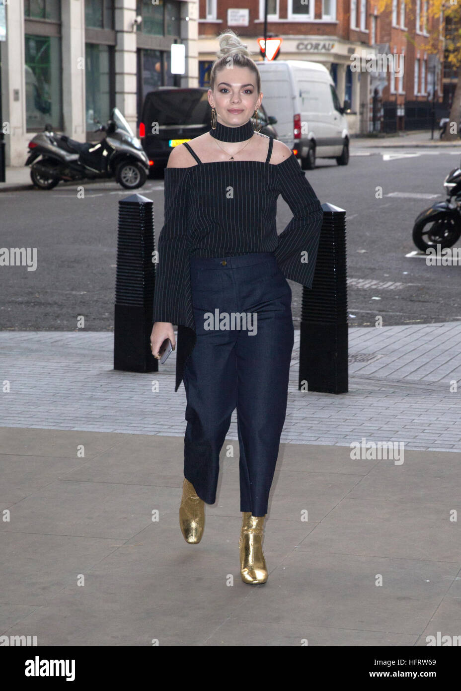 Louisa Johnson arrivando alla BBC Radio 1 studio per eseguire sul Live Lounge propone: Louisa Johnson dove: Londra, Regno Unito quando: 01 Dic 2016 Foto Stock