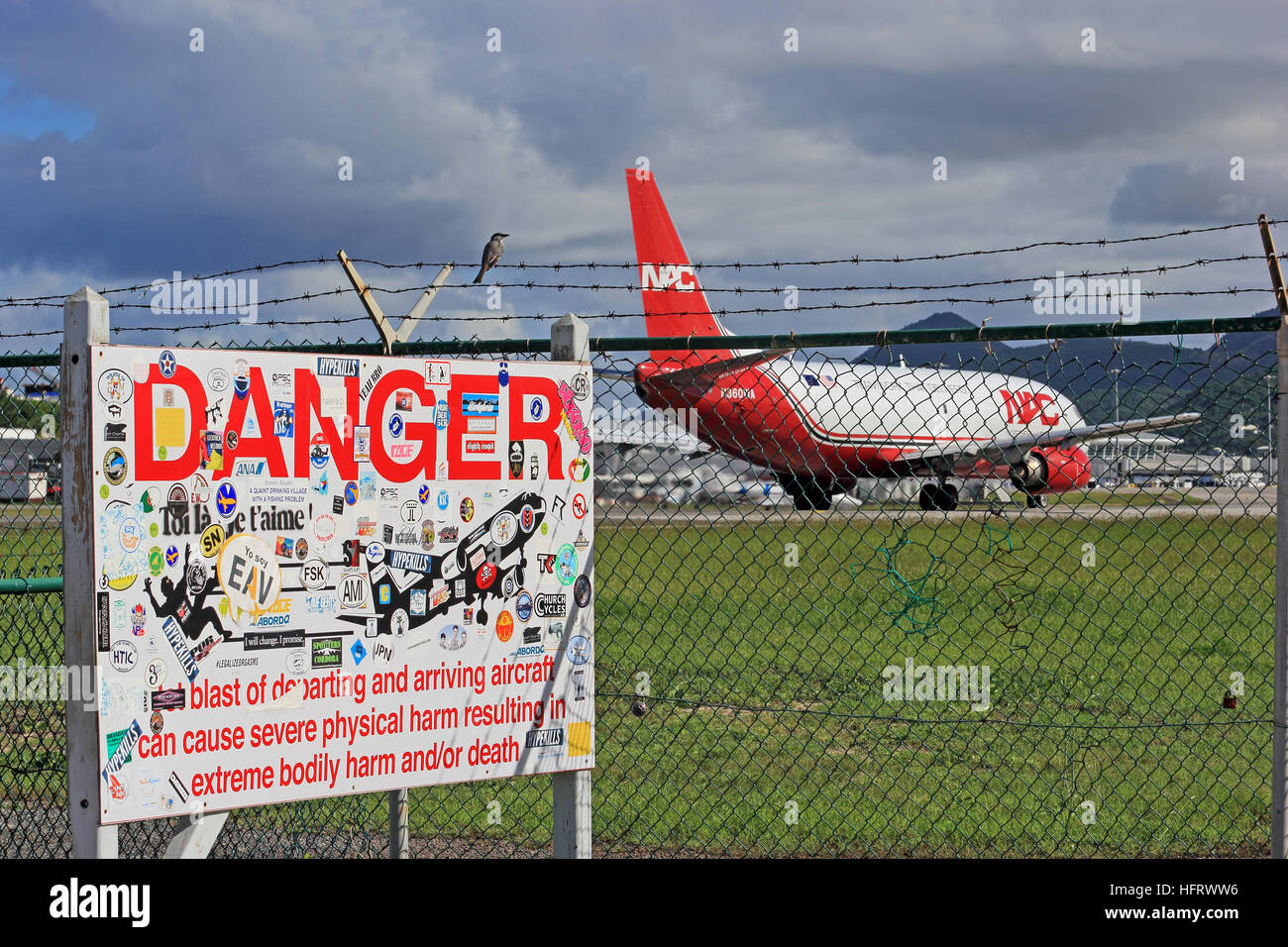 Segnale di avviso lungo il perimetro di un aeroporto, Maho beach, Philipsburg aeroporto, St Maarten, con il nord cargo aereo Boeing 737-301 Foto Stock