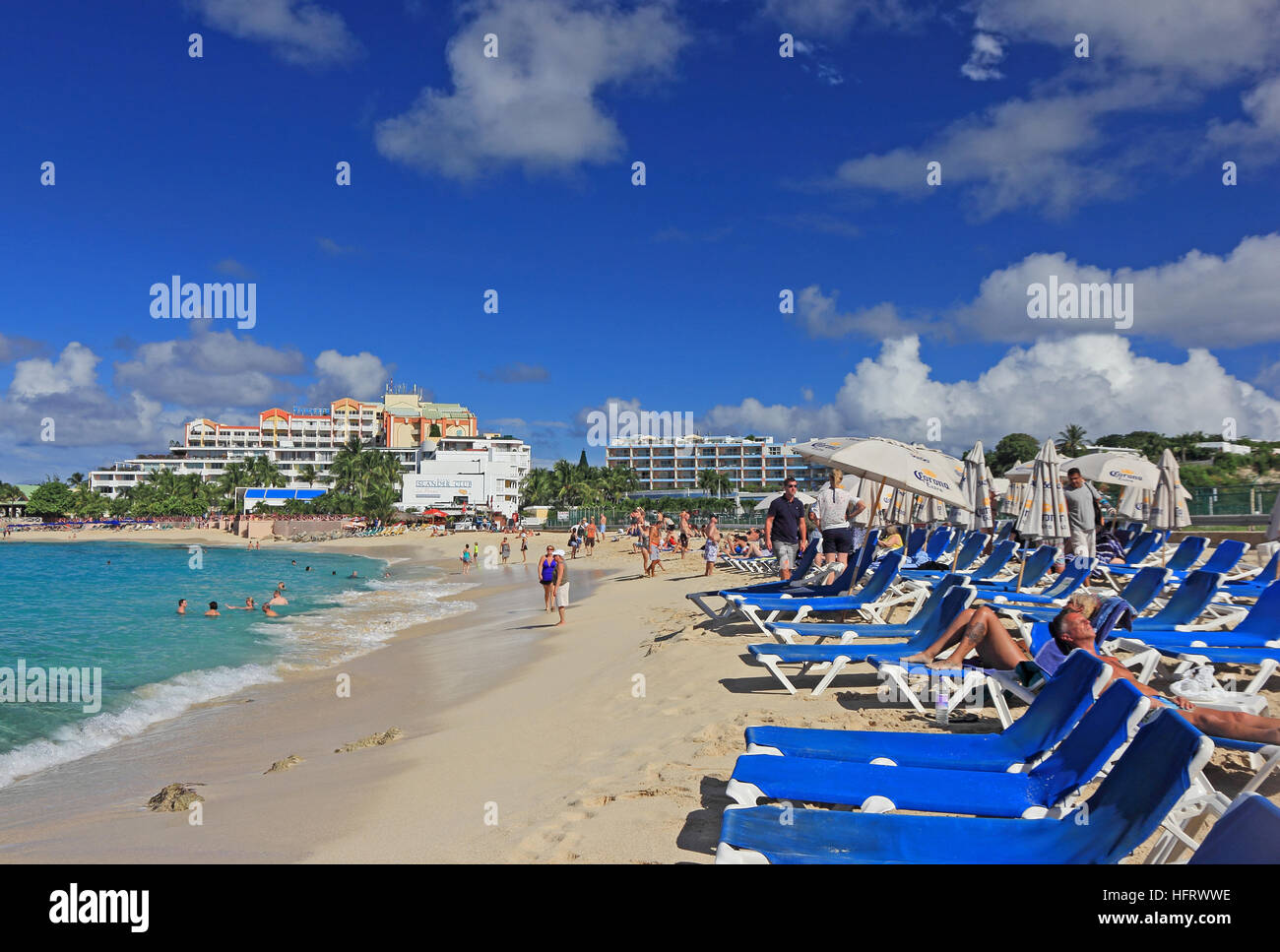 Maho Beach, St Maarten, disposta in corrispondenza della estremità di Philipsburg pista di aeroporto. Foto Stock