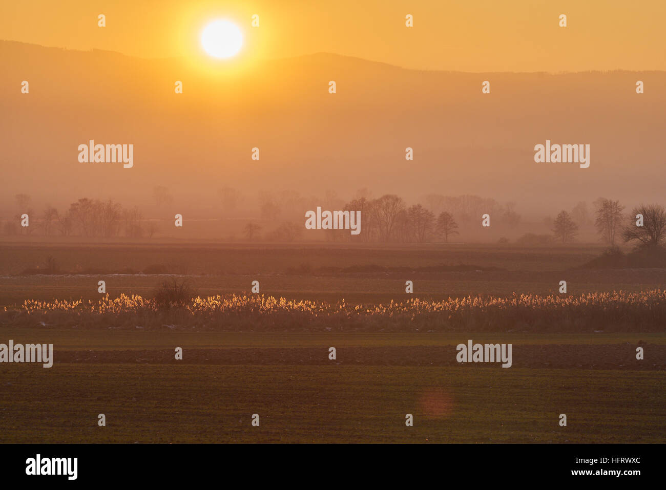 Tramonto in inverno ai piedi delle montagne del gufo Bassa Slesia Polonia Eulengebirge Foto Stock