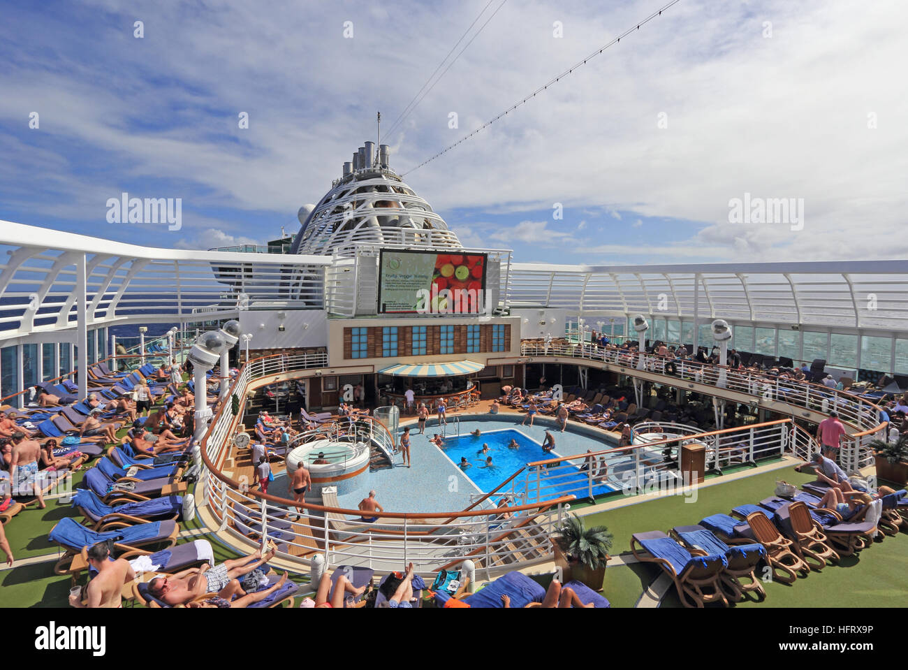 Sun deck, della piscina e del mare su schermo P & O NAVE DA CROCIERA Azura, crociera nei Caraibi Foto Stock